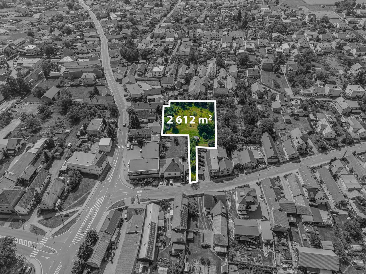 Letecký snímek s vyznačenou plochou navazujících pozemků 2 612 m²